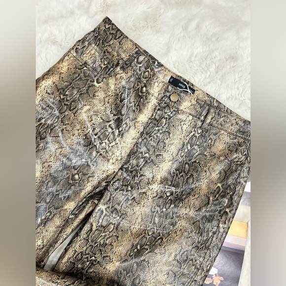 Snake print pants Mango
Like new🔥 - Picture 10 of 13